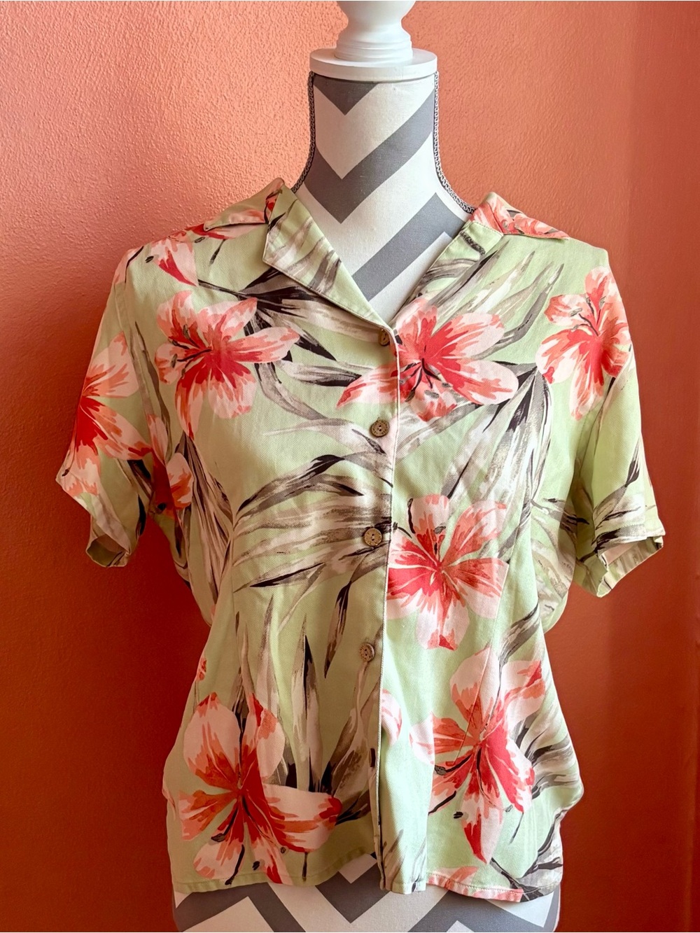 Valerie Stevens Green & Coral Floral Button-Front Camp Collar Top